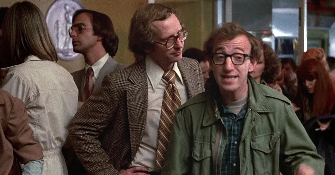 Woody Allen rompe la cuarta pared en Annie Hall (1977) hablando al público. 