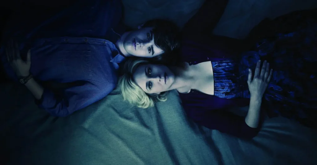 Freddie Highmore y Vera Farmiga en la serie Bates Motel