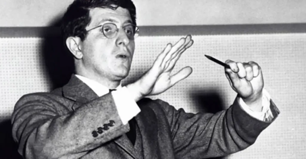 Bernard Herrmann dirigiendo con su batuta