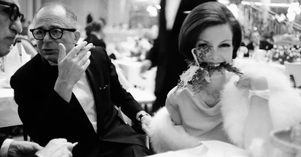 Audrey Young y Billy Wilder en el Baile de la Cruz Roja de Mónaco en 1965