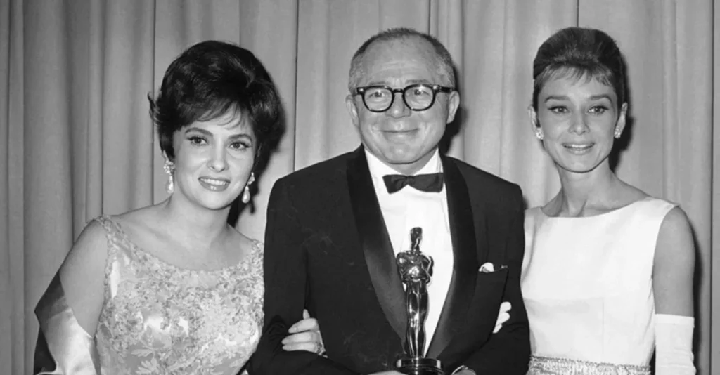 Billy Wilder, sosteniendo su Oscar con Gina Lollobrigida y Audrey Hepburn.