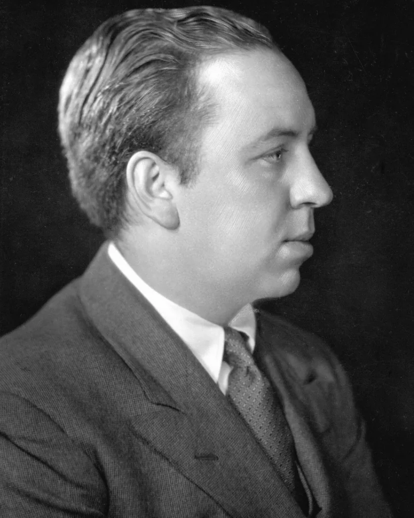 Alfred Hitchcock en un retrato joven