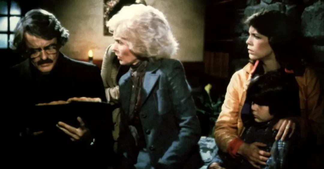 Janet Leigh junto a su hija en una escena de La niebla (1980)