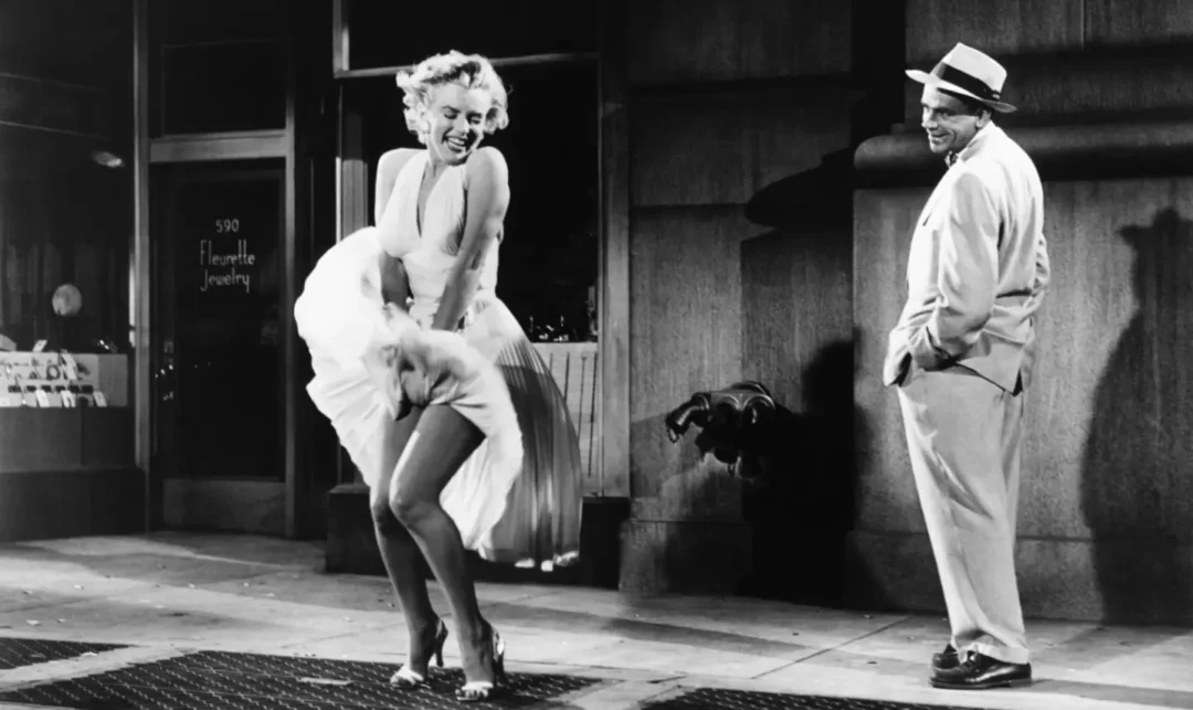 Marilyn Monroe y Tom Ewell en la mítica escena de la Tentación vive arriba
