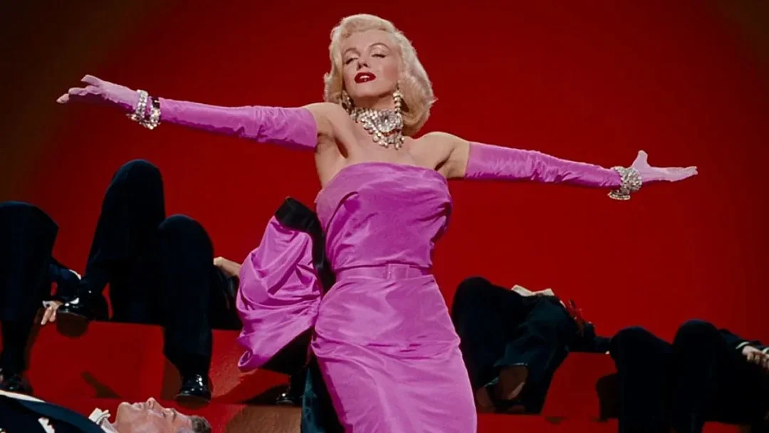 Escena de los caballeros las prefieren rubias (1953)