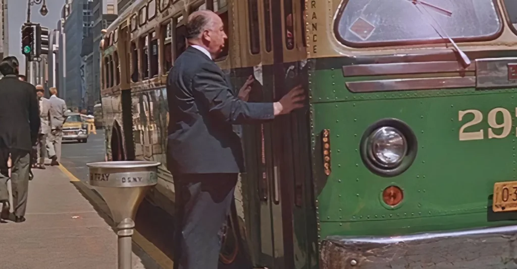 Alfred Hitchcock en su cameo en North by Northwest