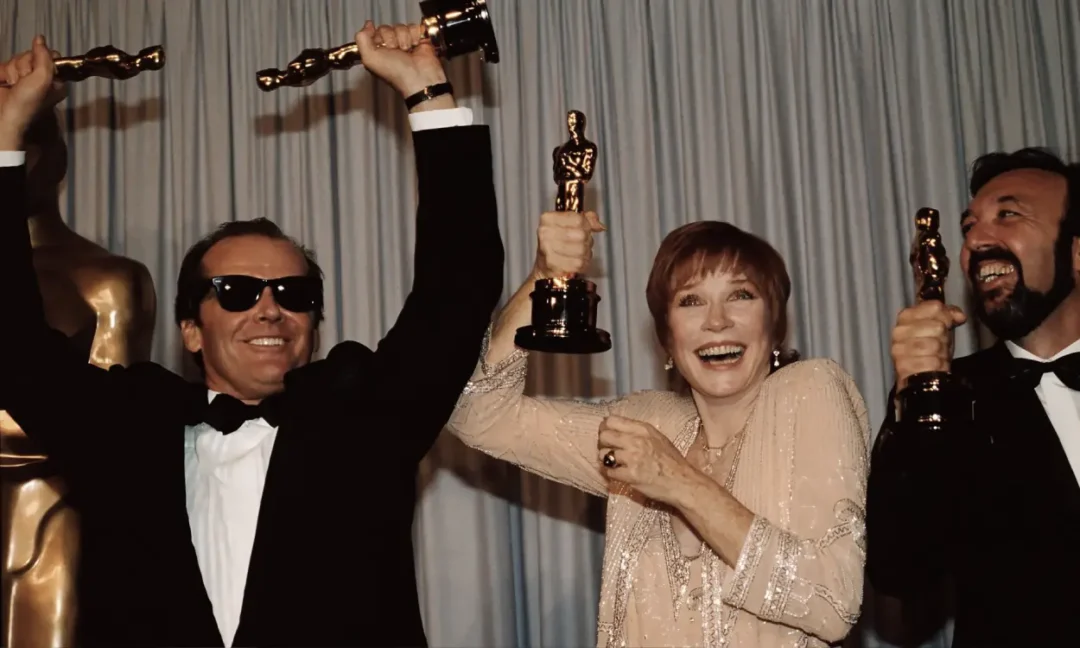 Jack Nicholson, Shirley MacLaine y James L. Brooks recogiendo los Oscar en la ceremonia de 1984