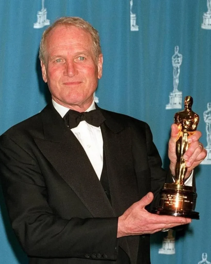 Paul Newman recibiendo su Oscar honorífico en 1986