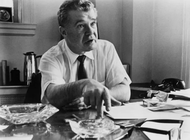 Foto del director Robert Rossen en su despacho