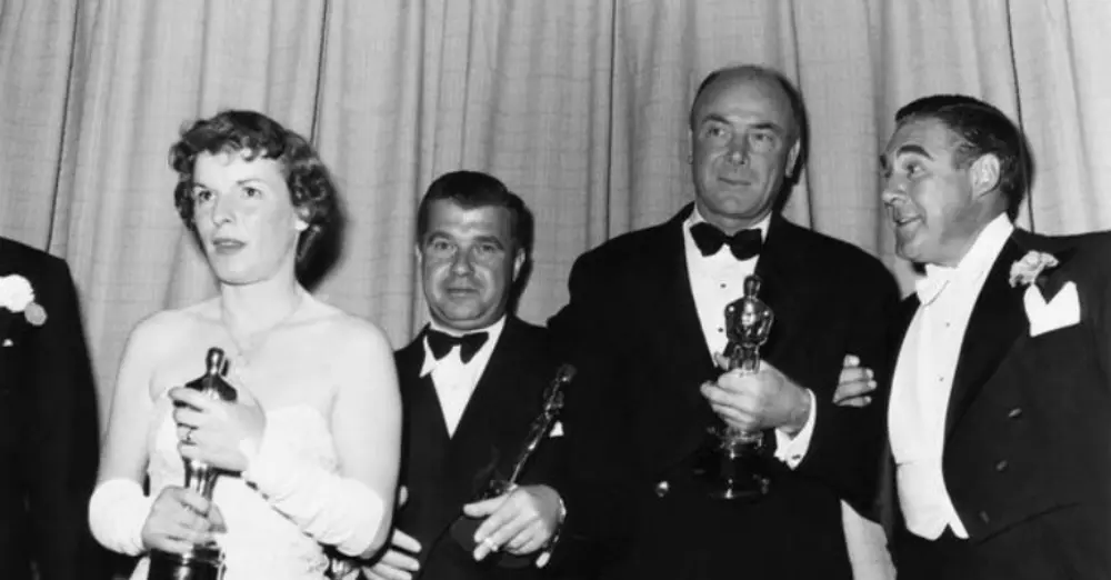 Mercedes McCambridge, el director Robert Rossen y Dean Jagger en la ceremonia de los Oscar donde salió ganador por El político.