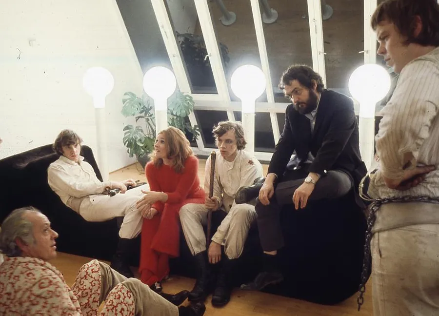 Stanley Kubrick durante el rodaje de La Naranja Mecánica con el reparto