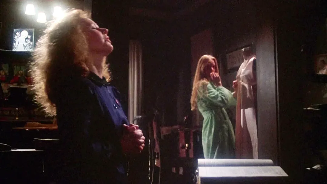 Piper Laurie interpreta a la posesiva y aterradora madre de Sissy Spaceck