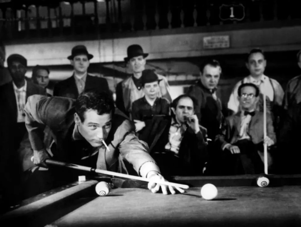 Paul Newman como Eddie Felson en una jugada de billar