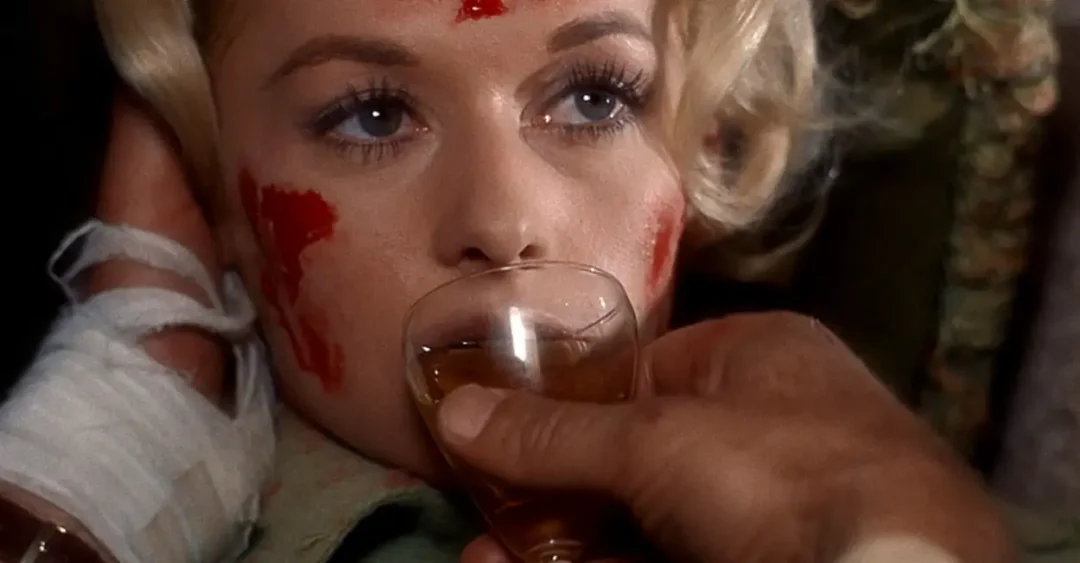 Tippi Hedren en Los pájaros magullada por los ataques