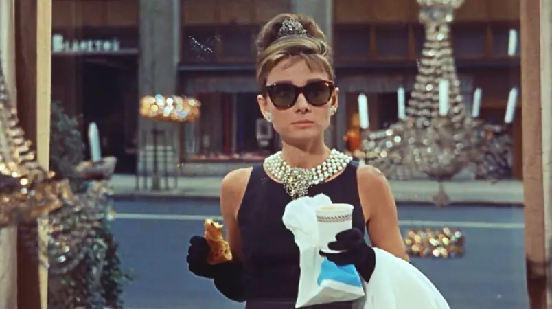 Audrey Hepburn desayunando frente al escaparate de Tiffany´s
