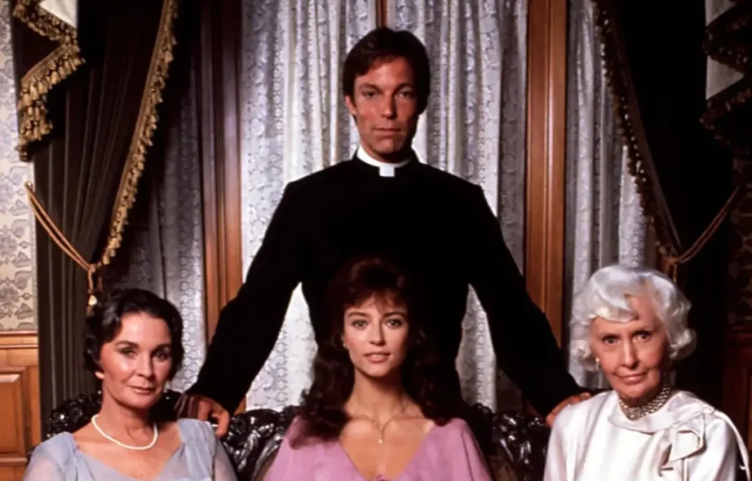 Jean Simmons abajo a la izq. con el reparto de El pájaro espino