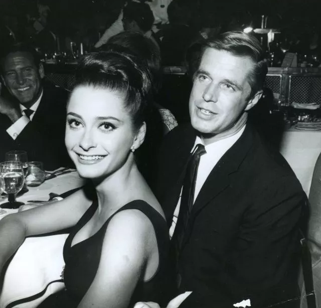 Elizabeth Ashley y George Peppard