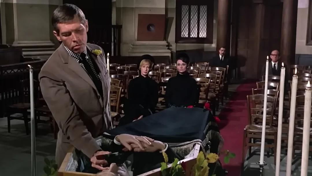 Charada escena con James Coburn