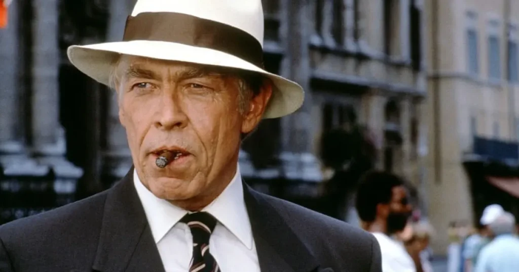 James Coburn en El gran halcón