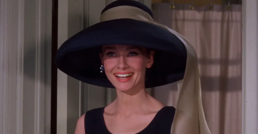Holly Golightly interpretada por Audrey Hepburn