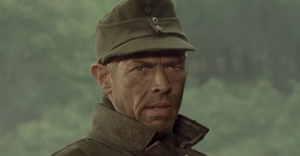 James Coburn en La Cruz de Hierro (1977)