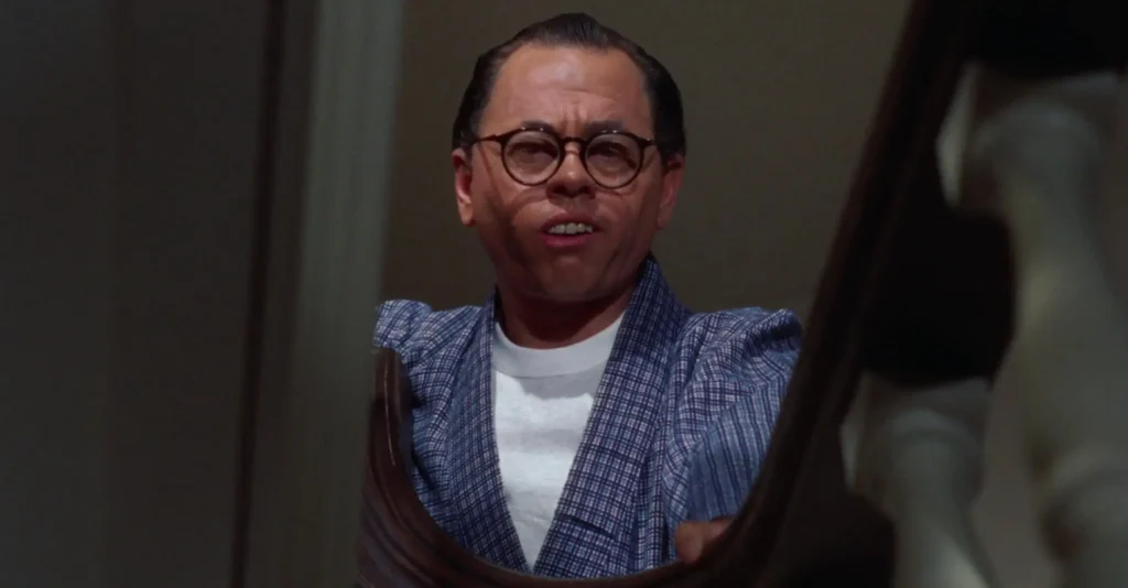 Mickey Rooney como Mr. Yunioshi