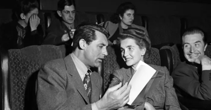 Cary Grant con su cónyuge Barbara Hutton en el teatro