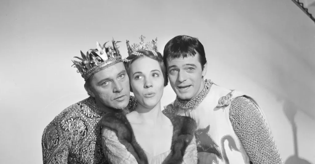 Richard Burton, Julie Andrews y Robert Goulet en Camelot