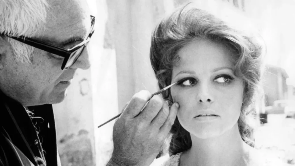 Claudia Cardinale maquillándose para salir a escena en Hasta que llegó su hora