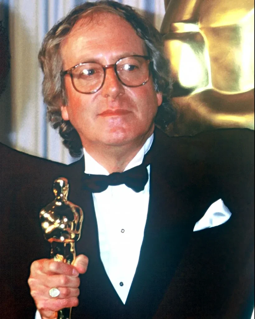 John Barry con su Oscar por Memorias de África