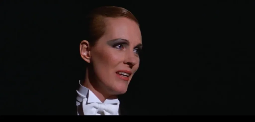 Julie Andrews caracterizada como Victor
