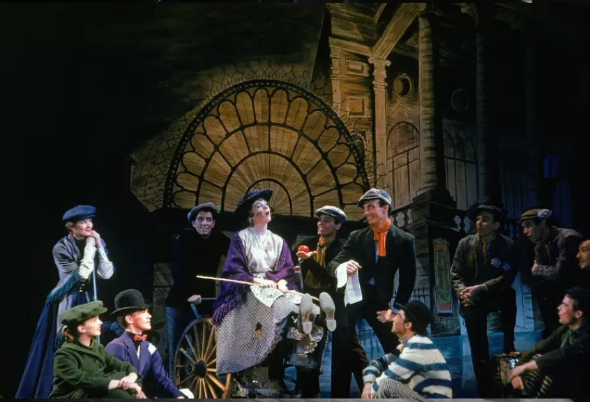 Escena inicial My Fairl Lady en el musical para el teatro