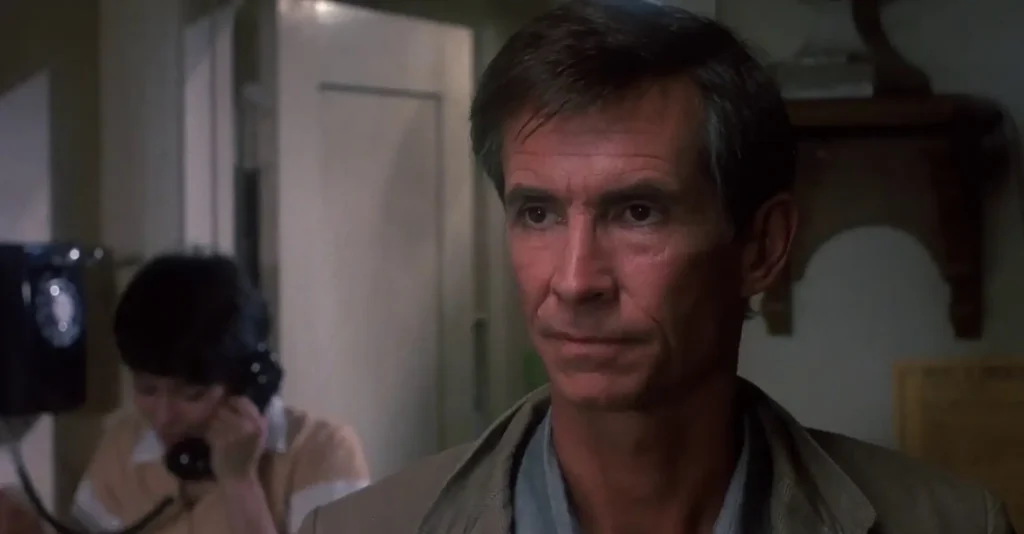 Anthony Perkins en una escena de Piscosis II