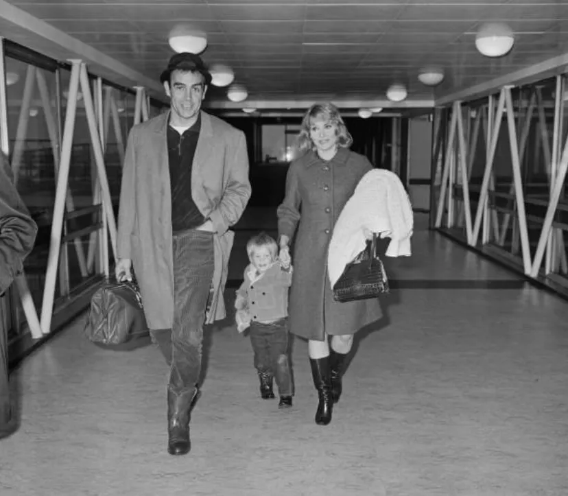 Diane Cilento con su hijo Jason y Sean Connery