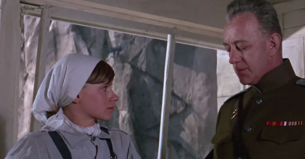 Evgraf (Alec Guinness) en una escena final en la presa de Aldeadávila