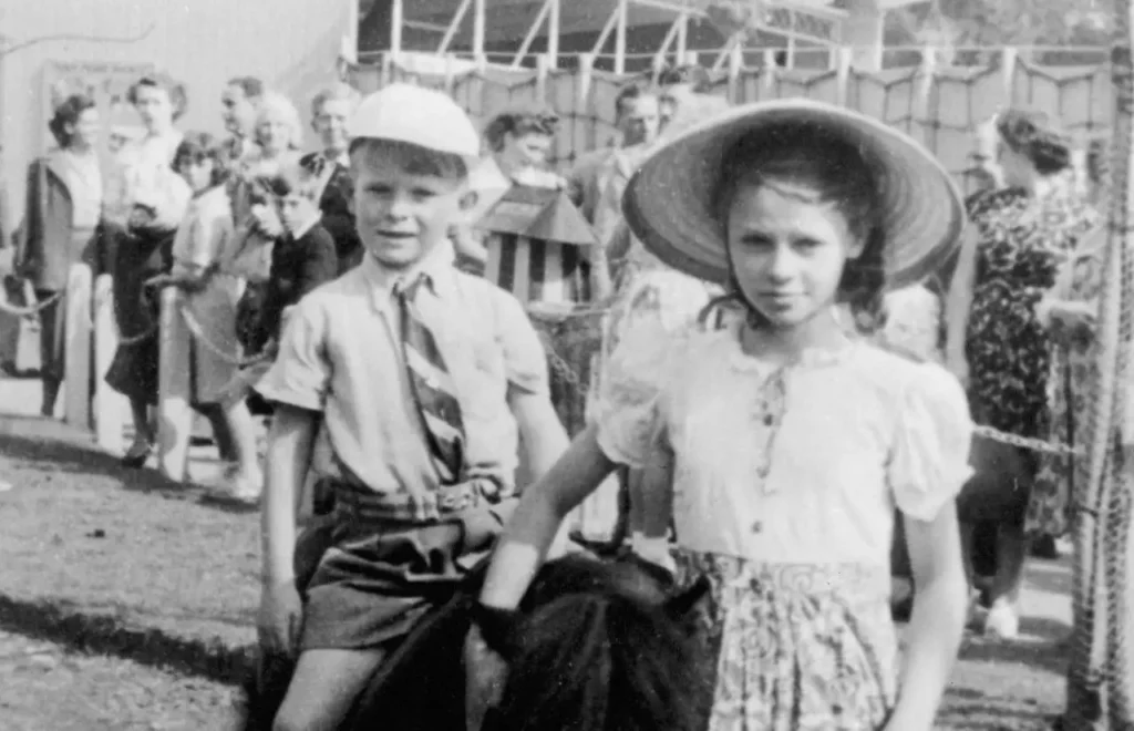 Julie Chirstie con su hermano Clive en 1950