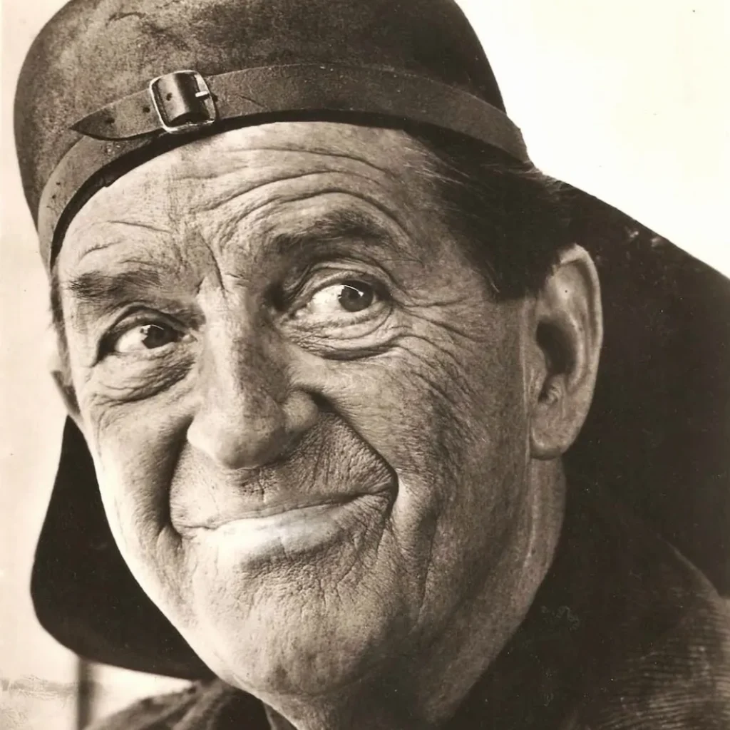 Stanley Holloway como  Alfred P. Doolittle