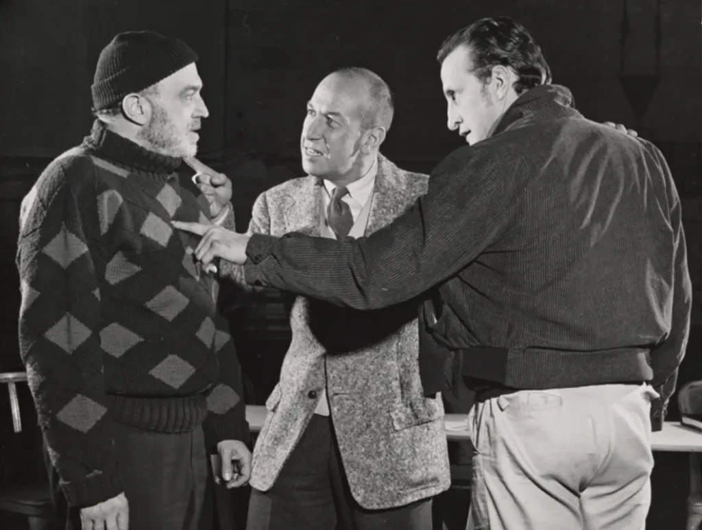Herbert Berghof, el director José Ferrer y George C. Scott ensayando para la producción teatral El juicio de Andersonville