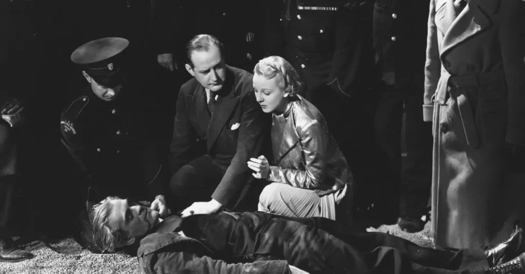 Boris Karloff yace en el suelo en El hombre que trocó su mente (1936)