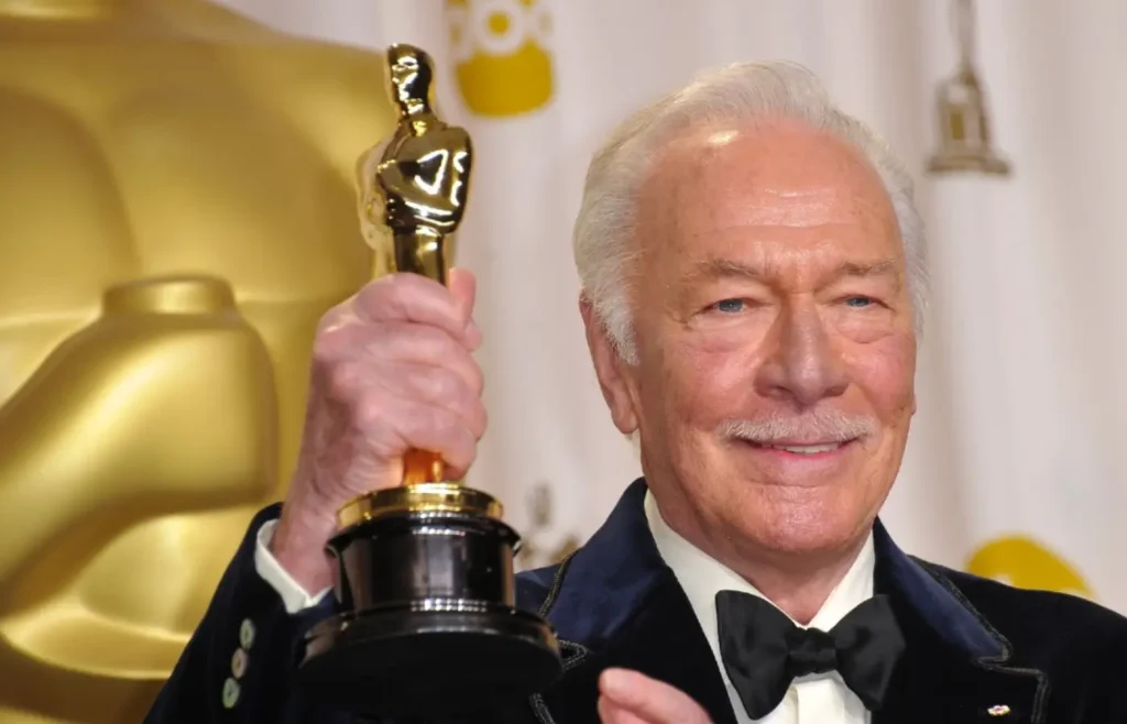 Christopher Plummer con el Oscar que consiguió en 2010 por Beginners