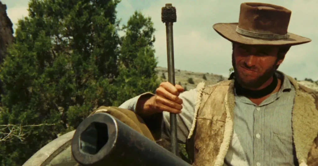 Eastwood a punto de disparar con el cañón a Tuco