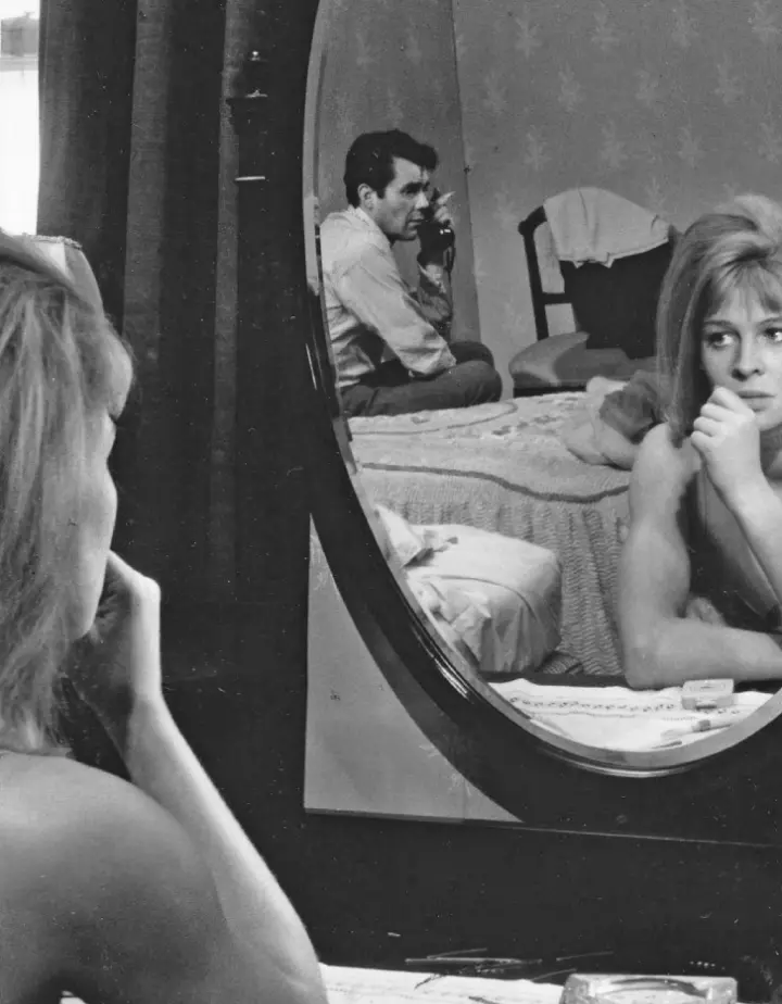 Julie Christie se refleja en el espejo