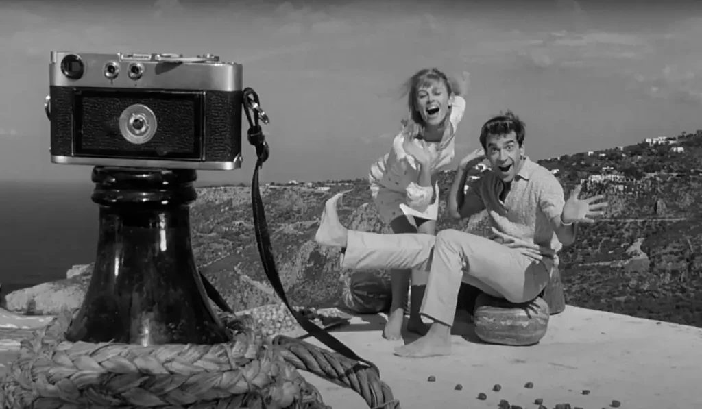 Julie Christie y Roland Curram posando frente a una cámara