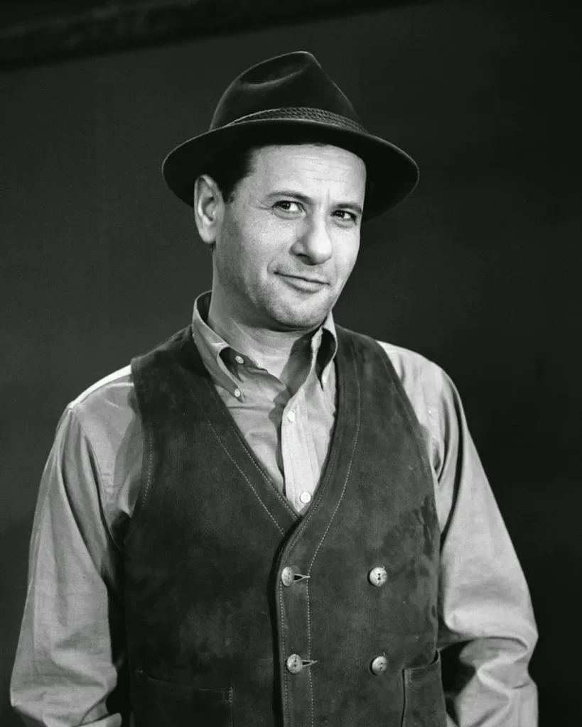 Eli Wallach en una foto de estudio a principio de los 50