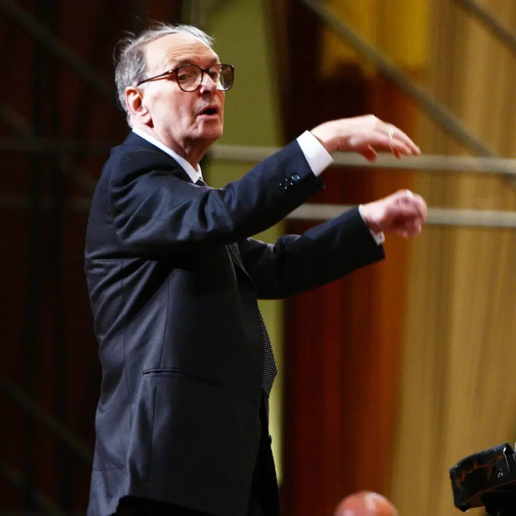 Ennio Morricone dirigiendo la orquesta