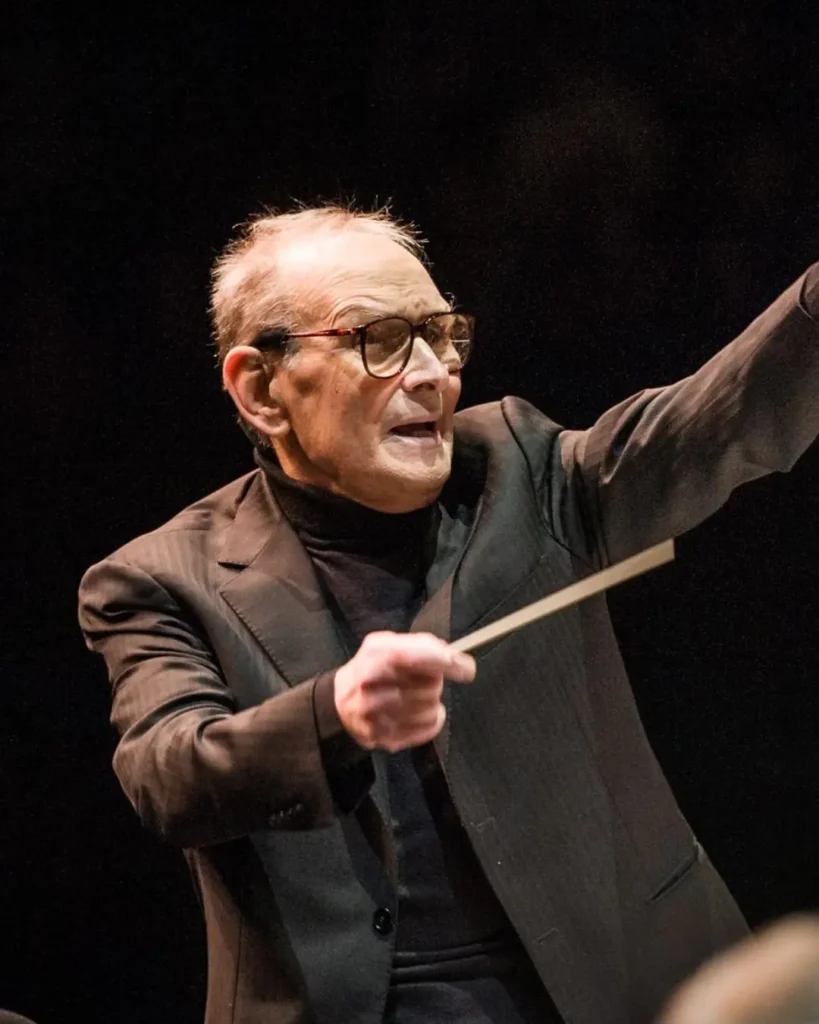 Ennio Morricone dirigiendo uno de sus últimos conciertos