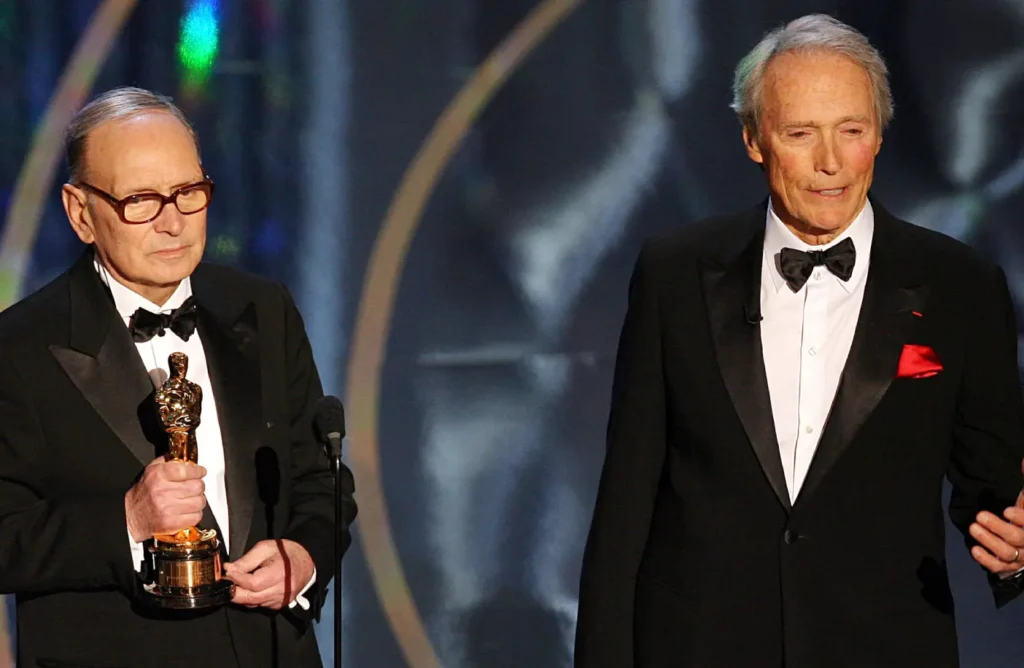 Recogiendo el Oscar honorifico de la mano de Clint Eastwood