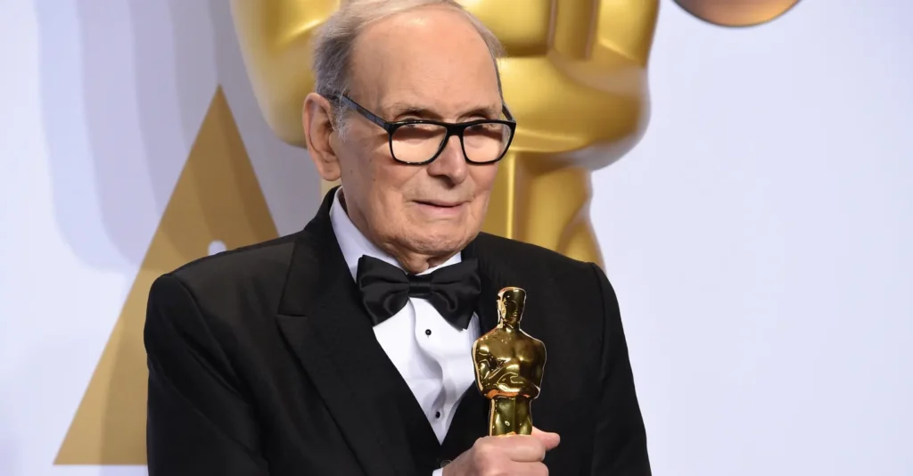 Ennio Morricone con el Oscar por The hateful eight