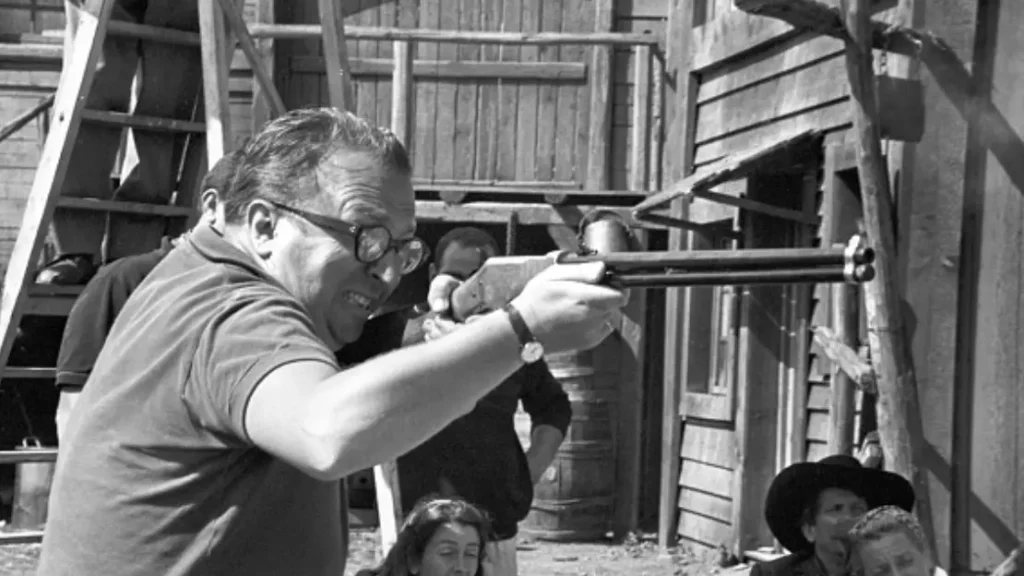 Sergio Leone practicando tiro en uno de sus rodajes