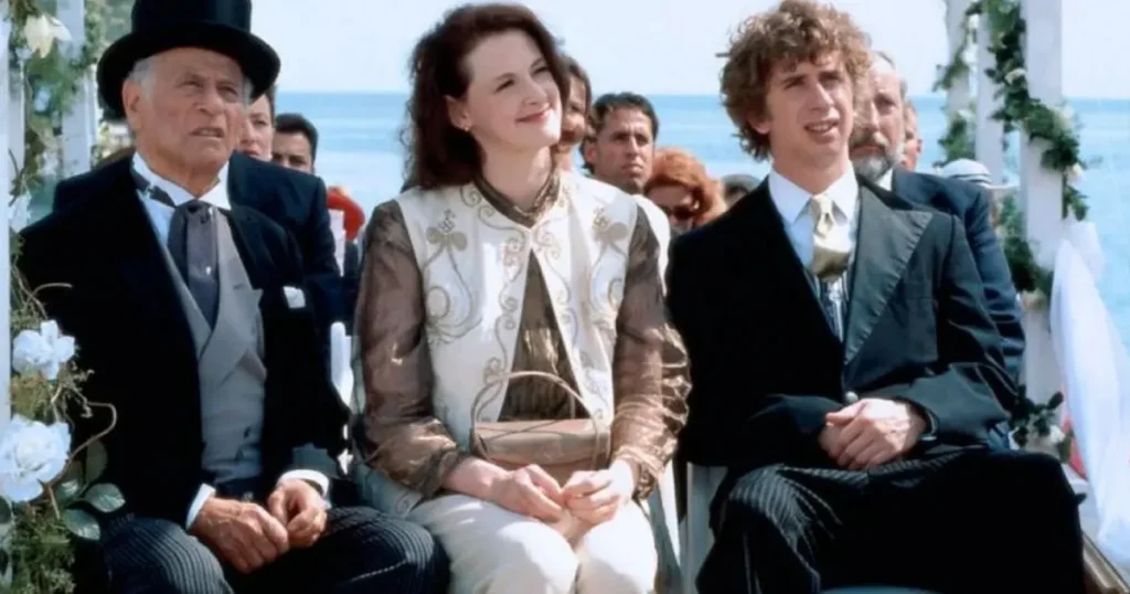 Joan Cusack (en el centro) y Eli Wallach (a la izquierda) en Two Much